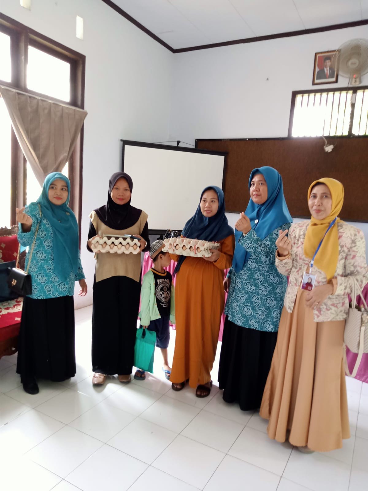 Pemberian bantuan pangan selain beras dan telur