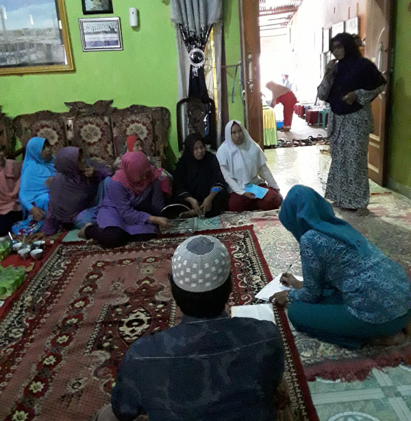 Melakukan KIE KB Nasional secara kelompok