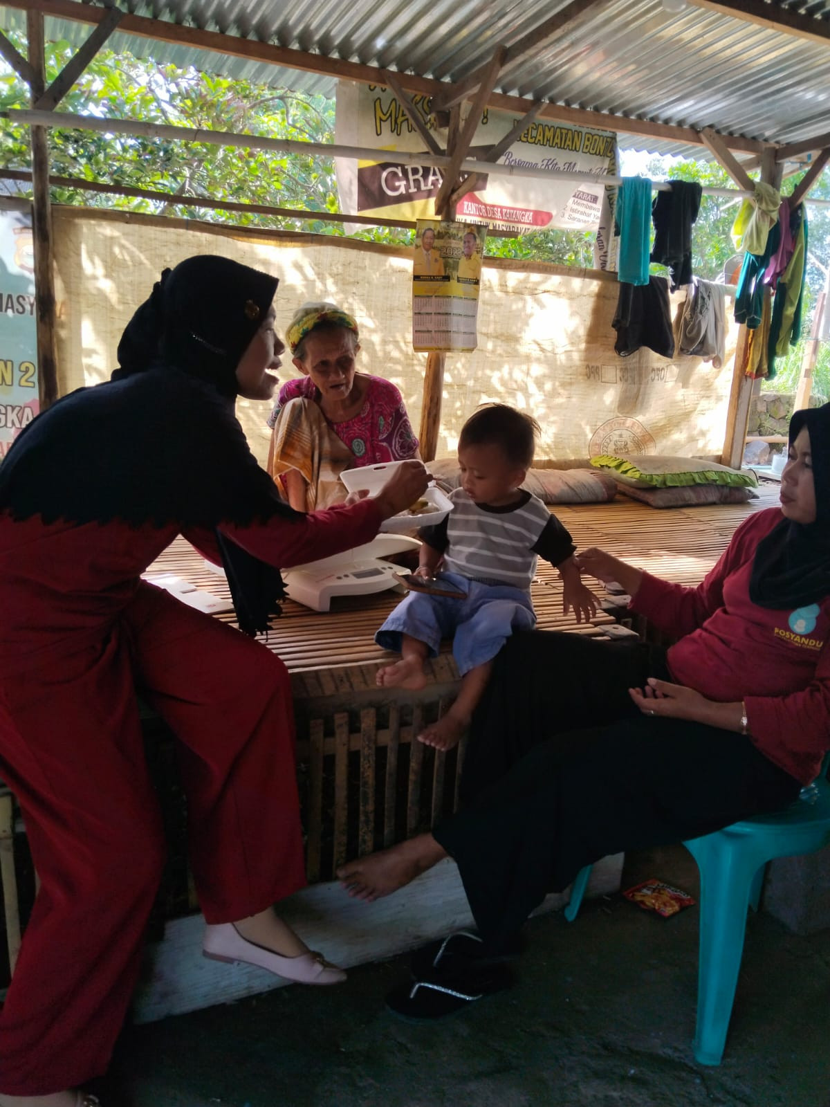 Memberikan makanan pada baduta