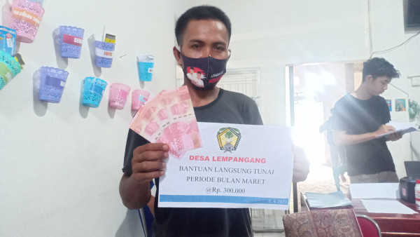 Warga yang mendapatkan bantuan