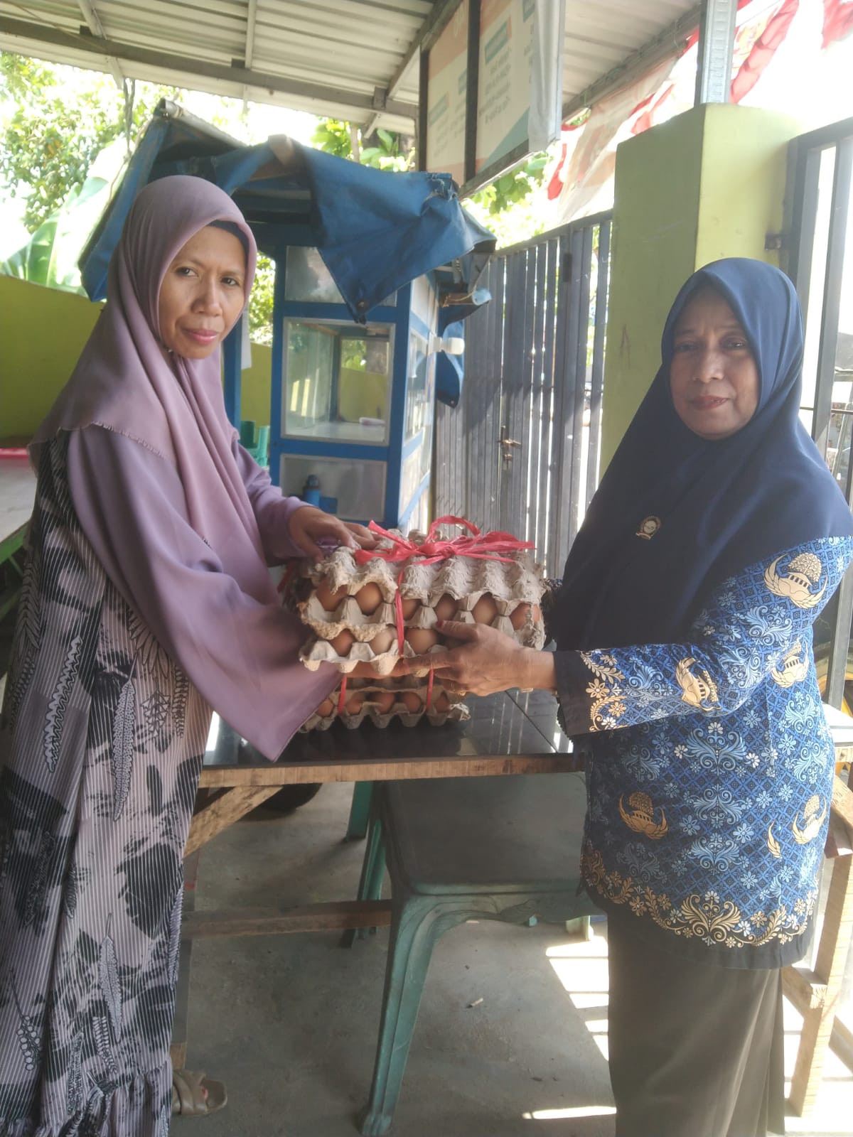 Penyerahan kepa kader IMPP untuk sasaran yang berisiko stunting