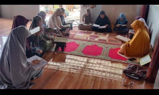Pengajian dan tadarus  Al qur an oleh ibu2 majelis taklim d dusun bt kappong desa tinggi.mae