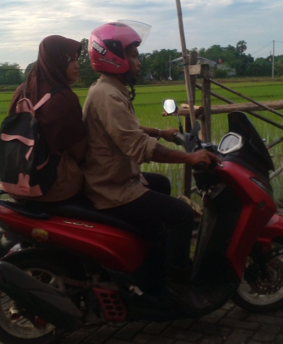 AYAH TELADAN.MENGATAR ANAK KE SEKOLAH