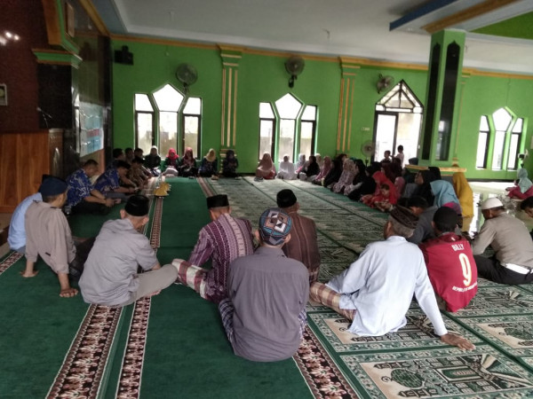 Jamaah antusias mendengarkan tauziah pak ustazt