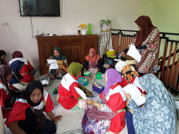 Pembinaan tata boga bagi kelompok bkr dan kelompok pkk dari balai latihan provinsi