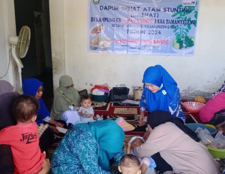 Penimbangan dan pengukuran balita di kegiatan DASHAT