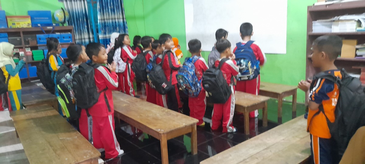Pemberian pendidikan Dasar dan menengah