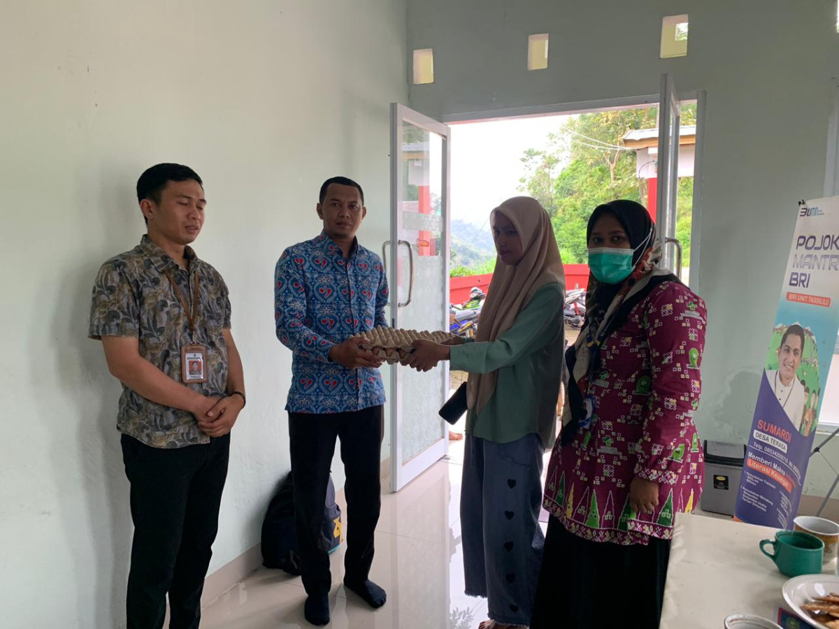 Penyerahan bantuan berupa telur