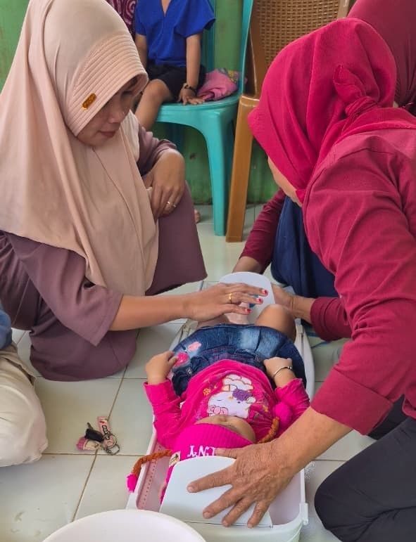 mengikuti kegiatan posyandu