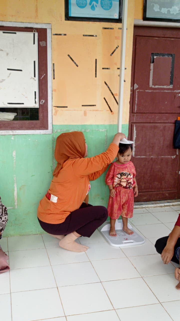 mengikuti kegiatan posyandu