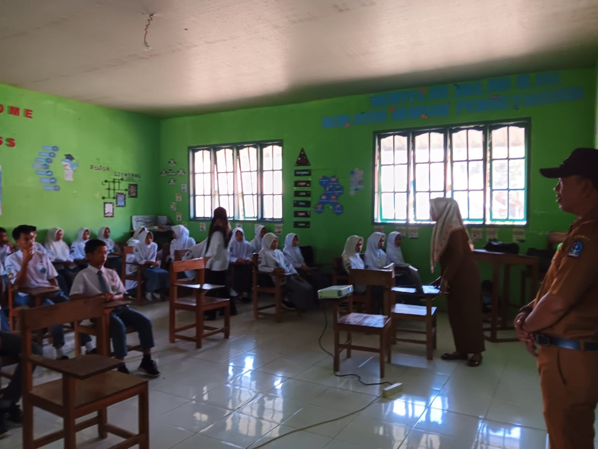 Melakukan Pembinaan Bina keluarga remaja(BKR)