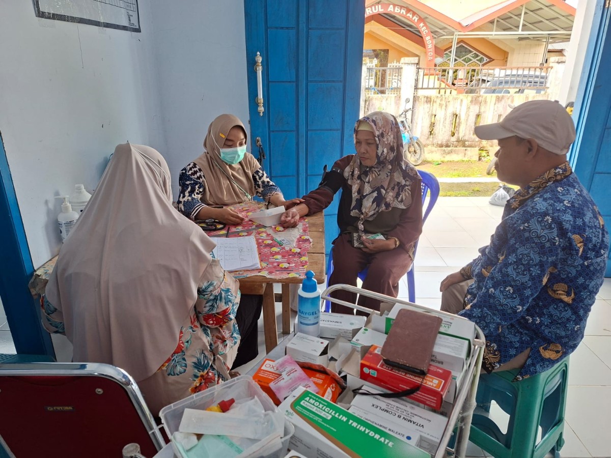 Melakukan Pembinaan dan Pendampingan Lansia