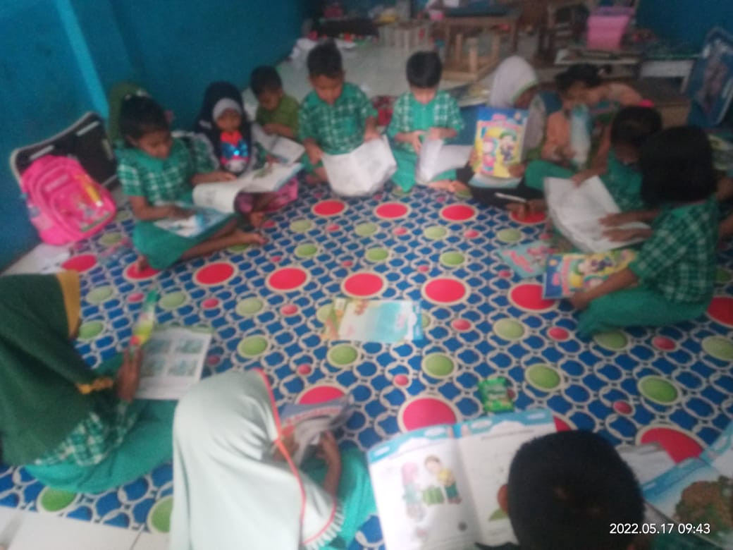 Membaca di Perpustakaan