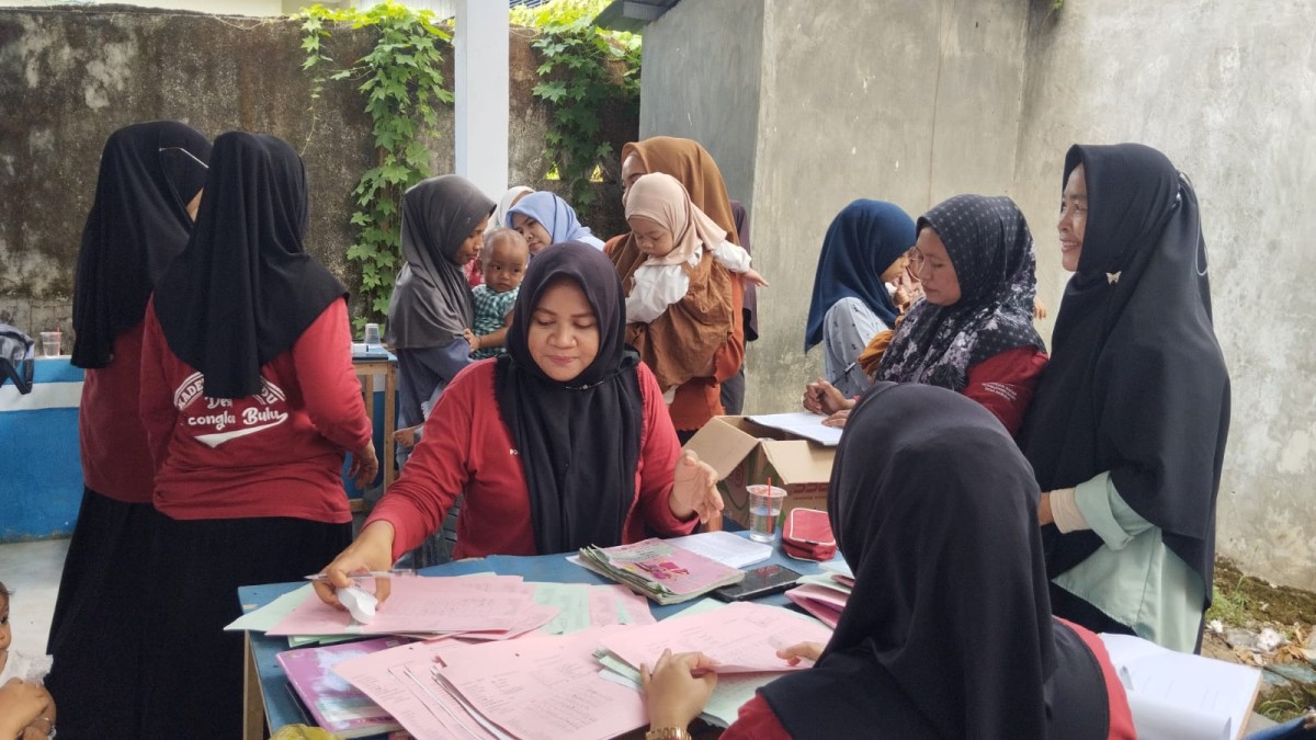 Melaksanakan Posyandu Aktif