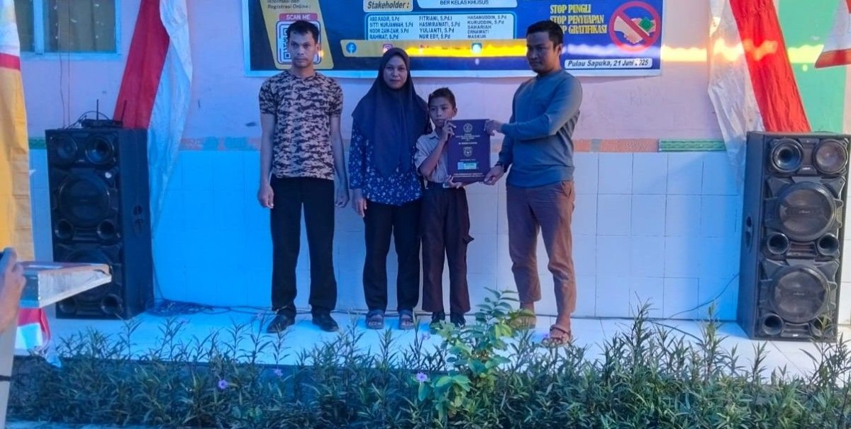 PENERIMAAN RAPOR BERSAMA AYAH TELADAN