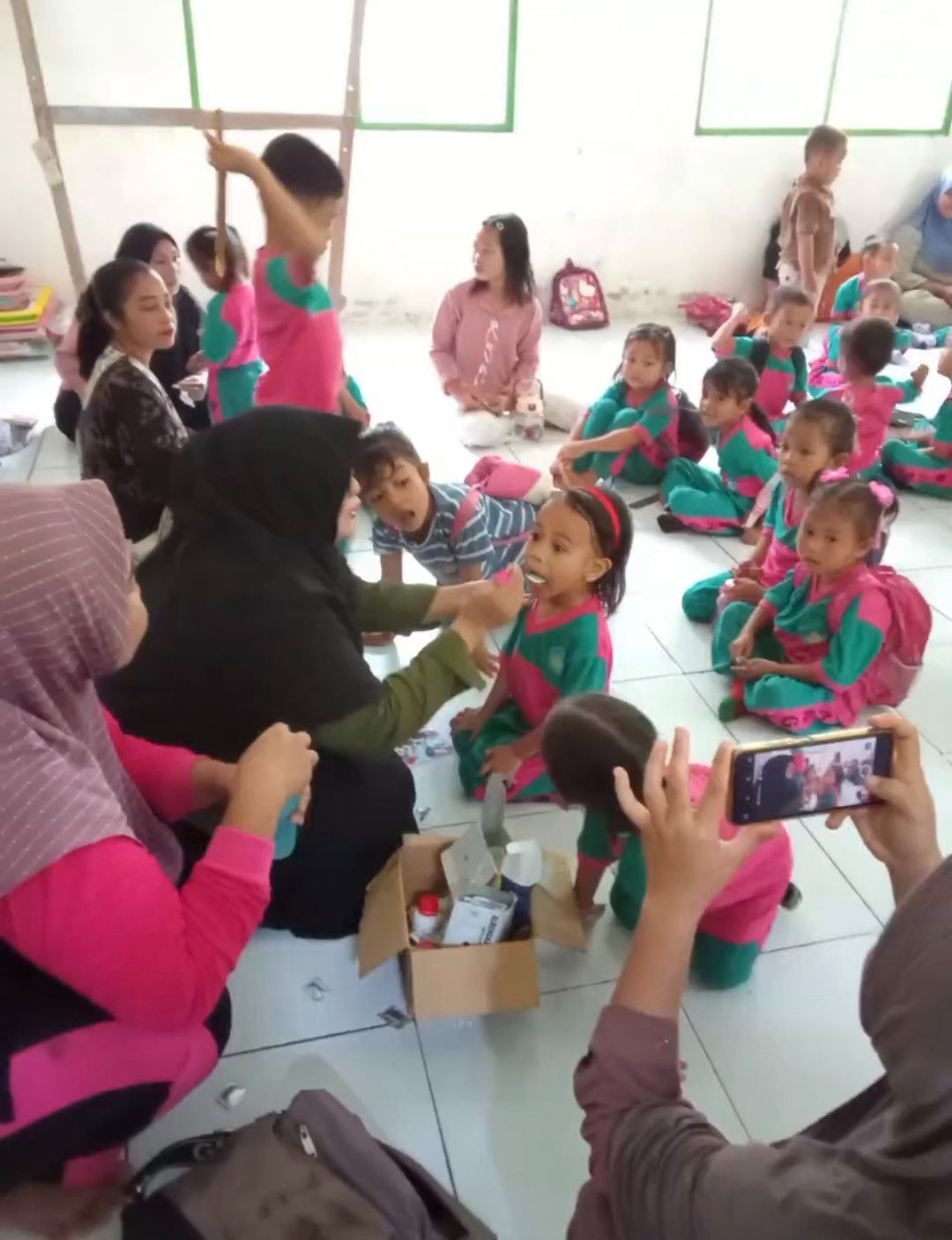 Pemberian obat cacing kepada anak paud