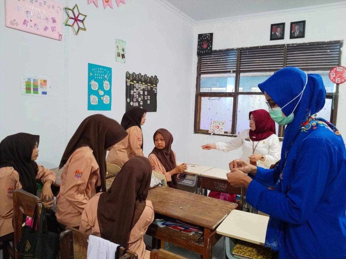 Pemberian tablet tambah darah bagi remaja putri dan ibu hamil