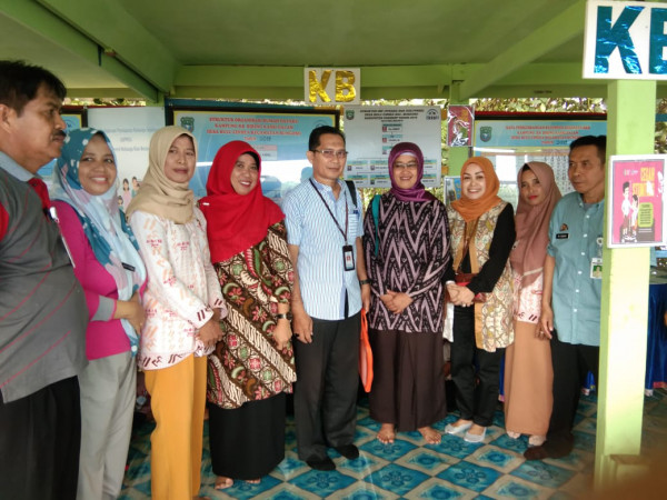 Foto bersama Tiem Penilai Perwakilan BKKBN dan Mitra Kerja di kampung KB Biring kassi Dalam