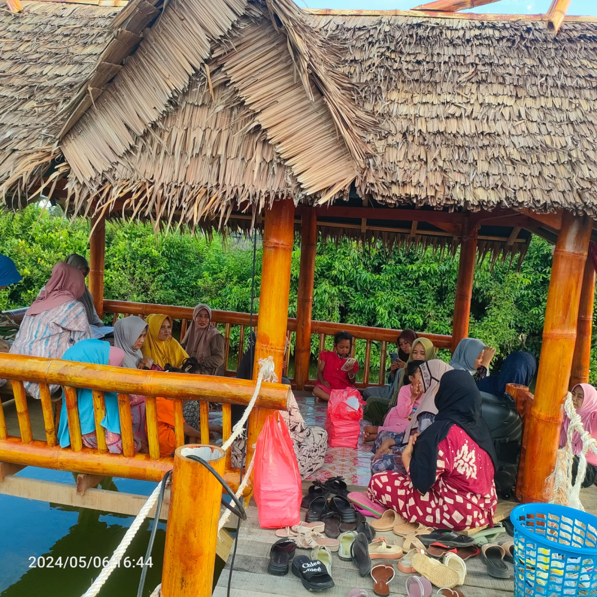 Melakukan Edukasi  Kespro dan Gizi bagi remaja Putri sebagai calon ibu yang dilakukan oleh kelompok BKR