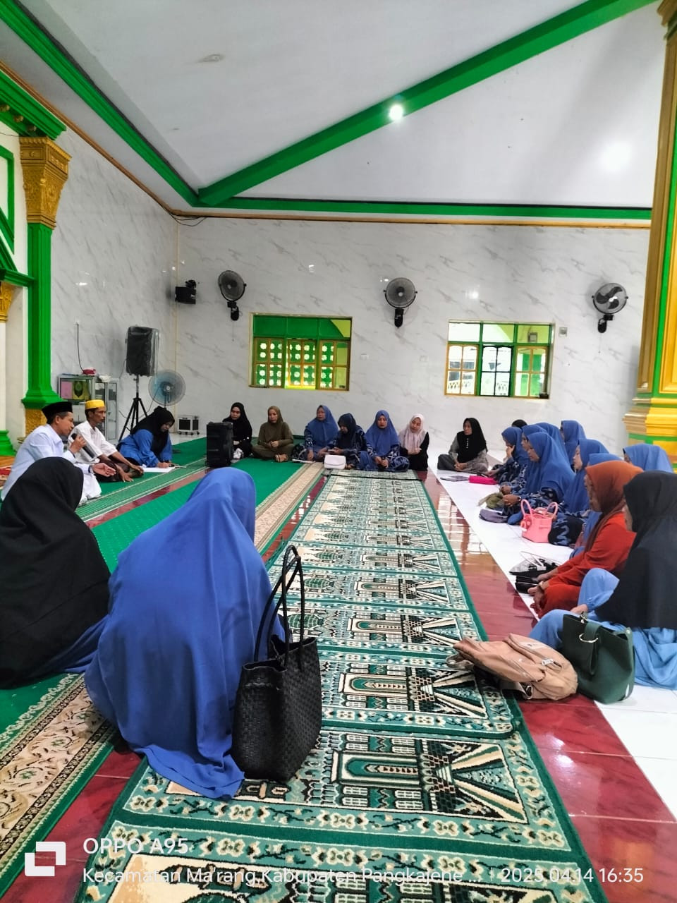 Melakukan pertemuan majelis taklim jami darussalam