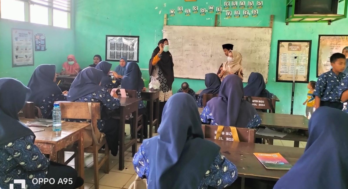 Pemberian tablet tambah darah bagi remaja putri dan ibu hamil