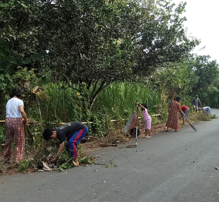 Kerja bakti di kampung kb