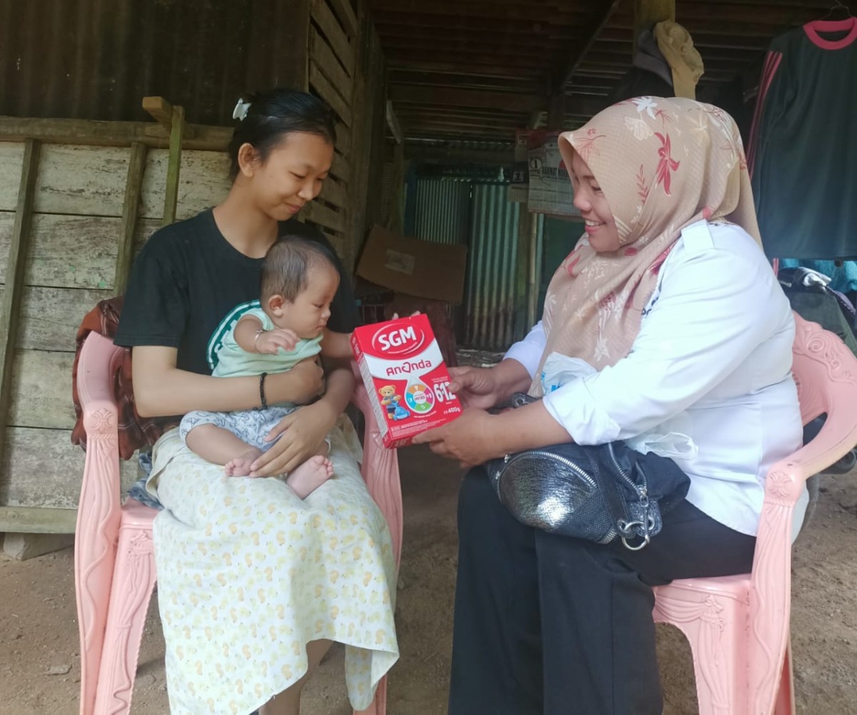 Memberikan bantuan nutrisi dari orang tua asuh kepada KRS