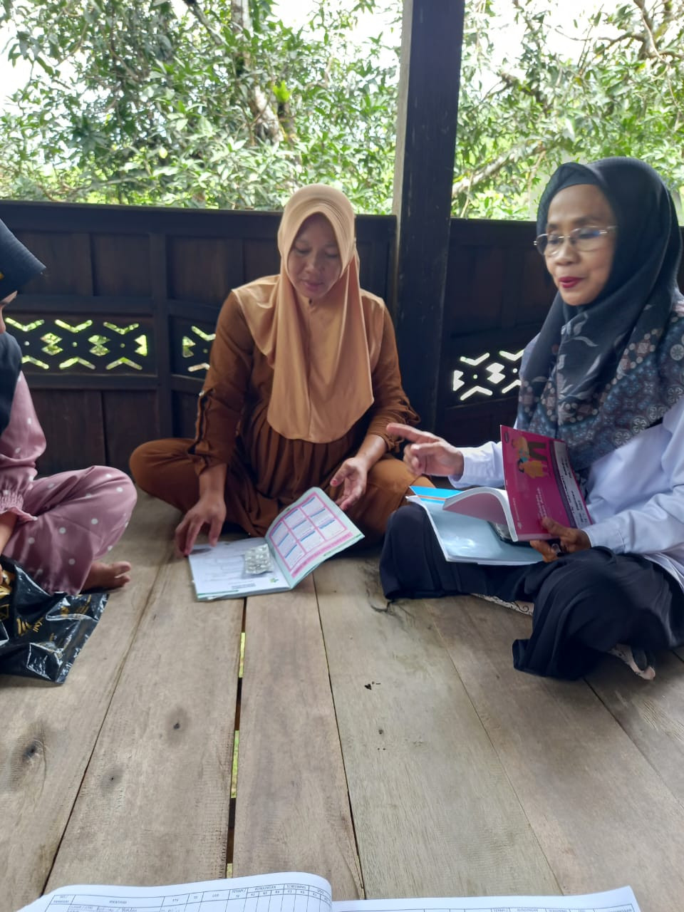 Pemberian tambahan asupan gizi bagi ibu hamil KEK