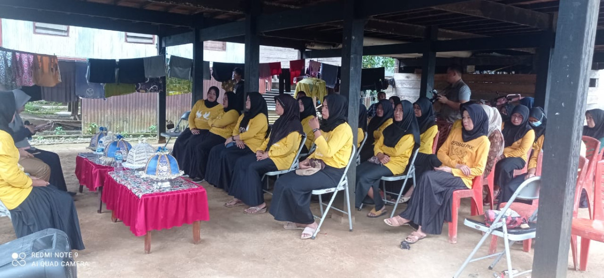 seluruh anggota pokja mendengarkan sosialisasi kegiatan kampung KB di Desa Jangan-jangan