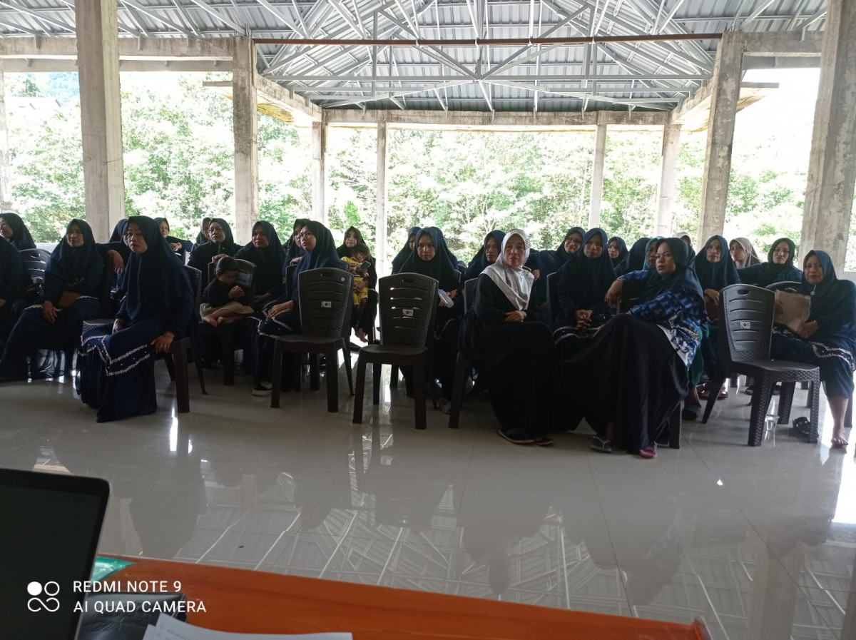 Para anggota pokja kampung KB secara seksama mendengarkan penjelasan penyusunan RKM