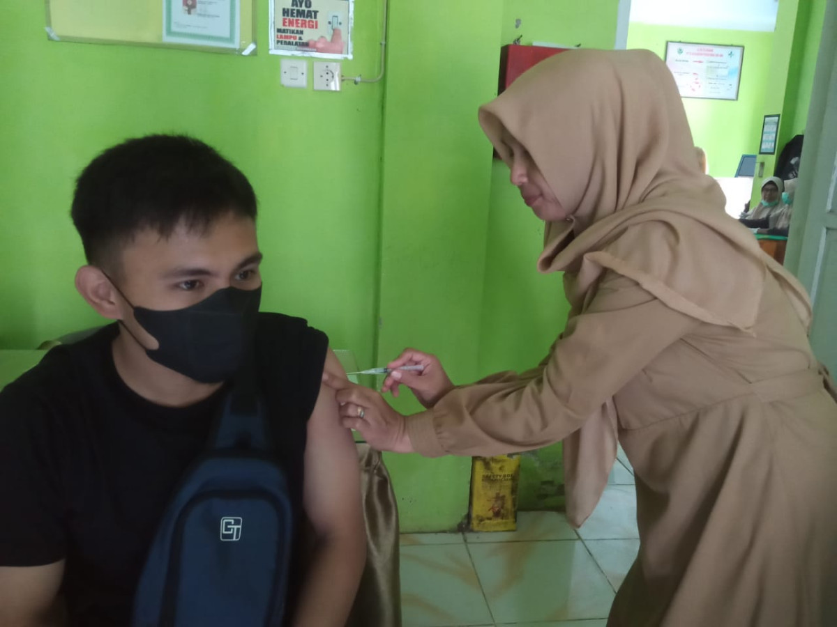 pemberian vaksin TT pada Catin oleh Bidan selaku TPK