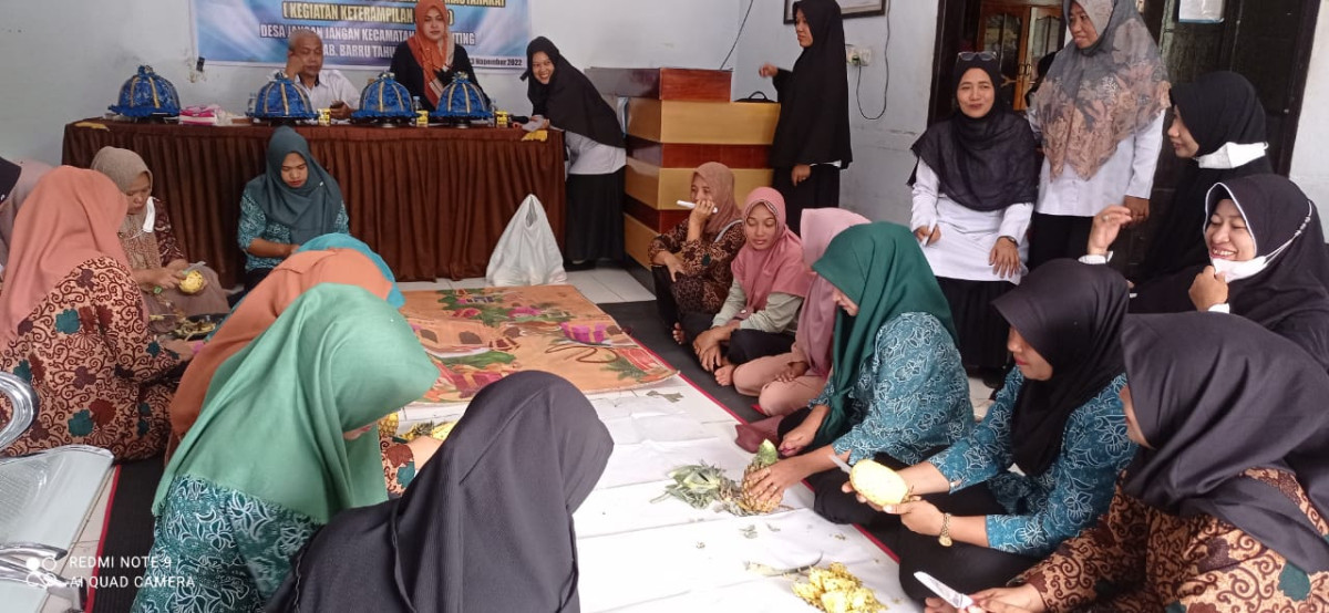 Pelatihan produksi dan pemasaran bagi usaha rumah tangga di Desa Jangan-jangan