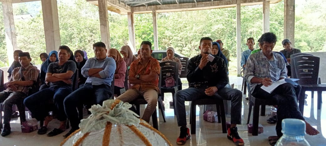 Sejumlah perangkat Desa tengah mendengarkan penjelasan Kepala Dinas terkait pengelolaan ADD dalam pembangunan Desa