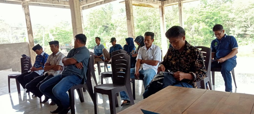 perangkat Desa tengah mendengarkan penjelasan dari Pihak Kecamatan terkait Pajak Bumi dan Bangunan