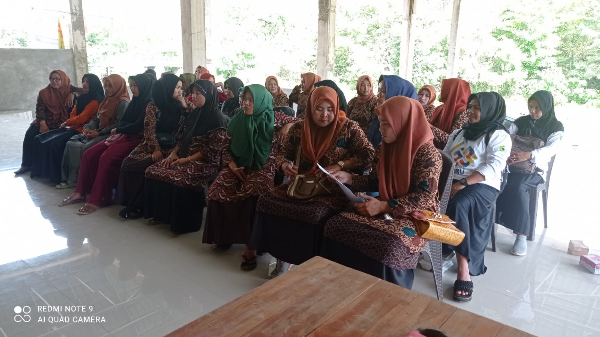 Para Kader mendengarkan penjelasan Ibu Desa Jangan-jangan