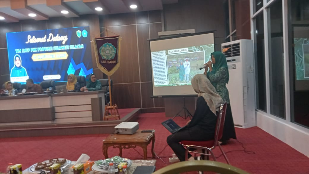Presentase Ketua Penggerak PKK Desa Jangan-jangan dalam rangka lomba Pemaparan 10 Program PKK Tingkat Sulawesi Selatan
