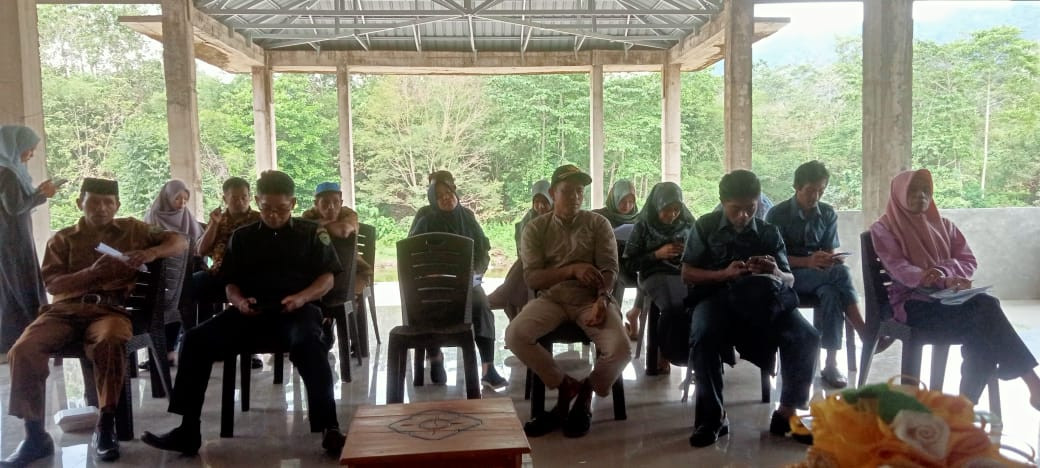 Para Perangkat Desa tengah menyimak paparan Kepala Desa terkait realisasi anggaran APBDes