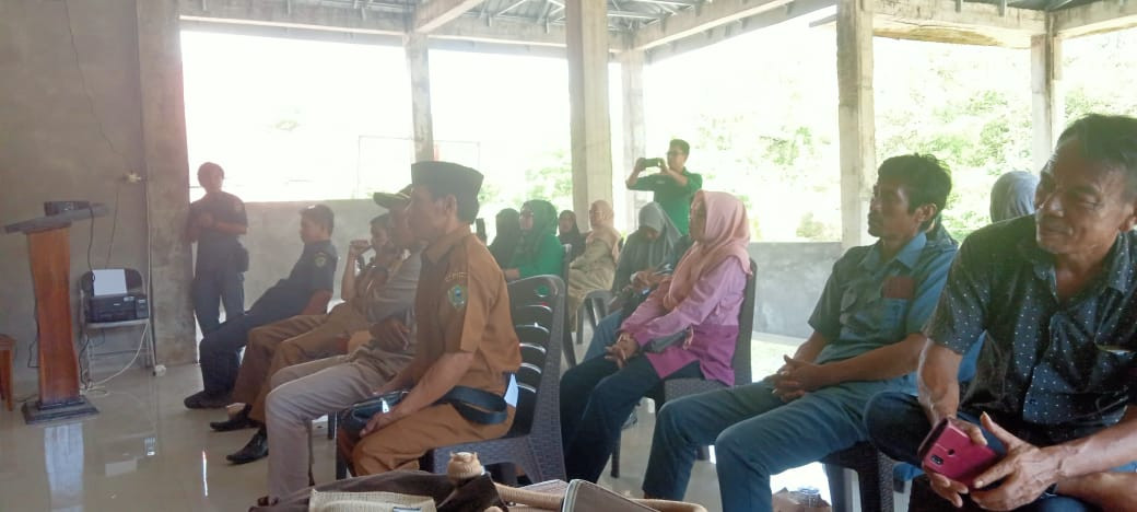 kelompok tani tengah mendengarkan penjelasan tentang manfaat pupuk Paten