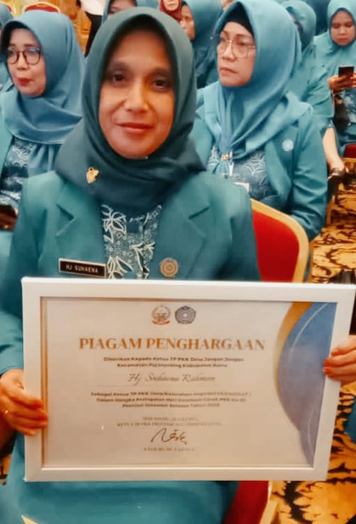 Penyerahan Pengahargaan pada Ketua Tim Penggerak PKK Desa Jangan-jangan