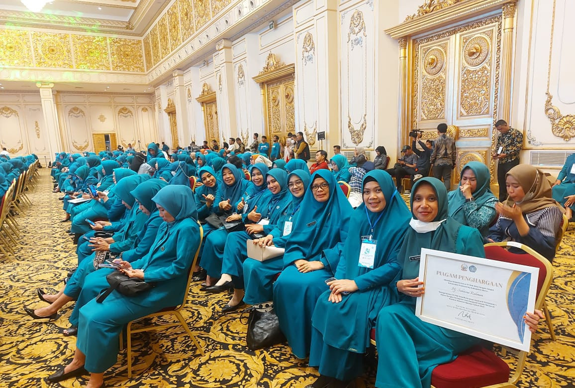 Ibu ketua TP.PKK Desa Jangan-jangan foto bersama dengan TP PKK dari Kabupaten yang lain