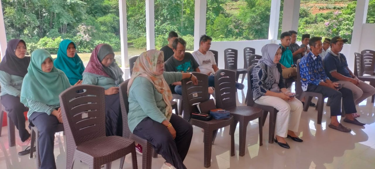 para peserta tengah mendengarkan penjelasan kadis terkait Bats Desa