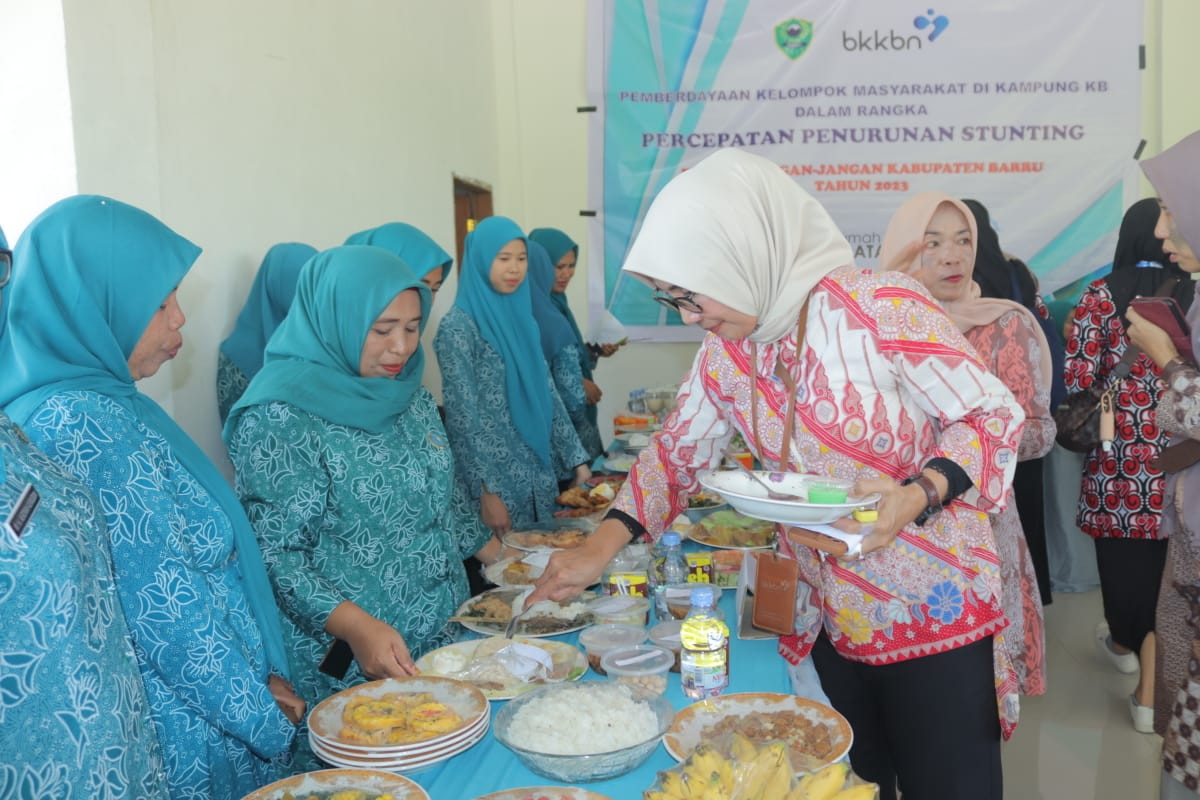 mencicipi makanan Anti stunting oleh Tim BKKBN Prov. Sul sel
