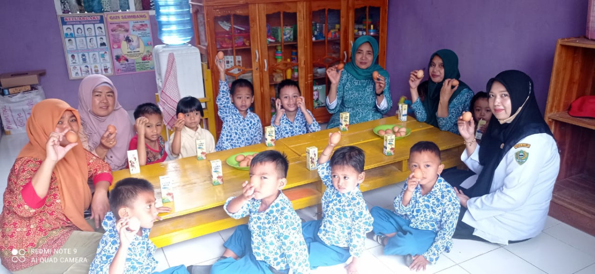 Pemberian PMT di PAUD