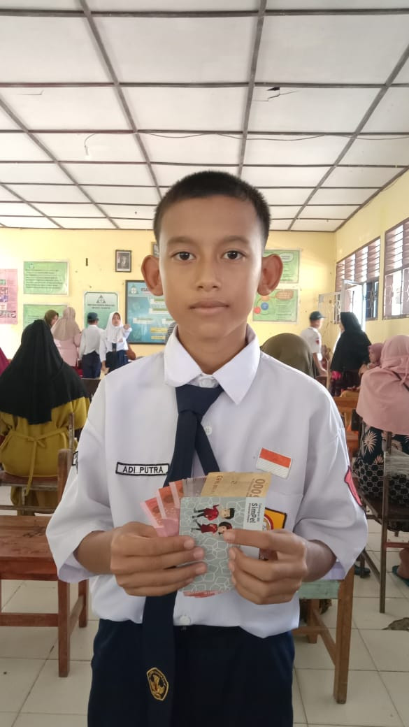 Pemberian bantuan pendidikan bagi anak usia sekolah yang berasal dari keluarga dengan status miskin