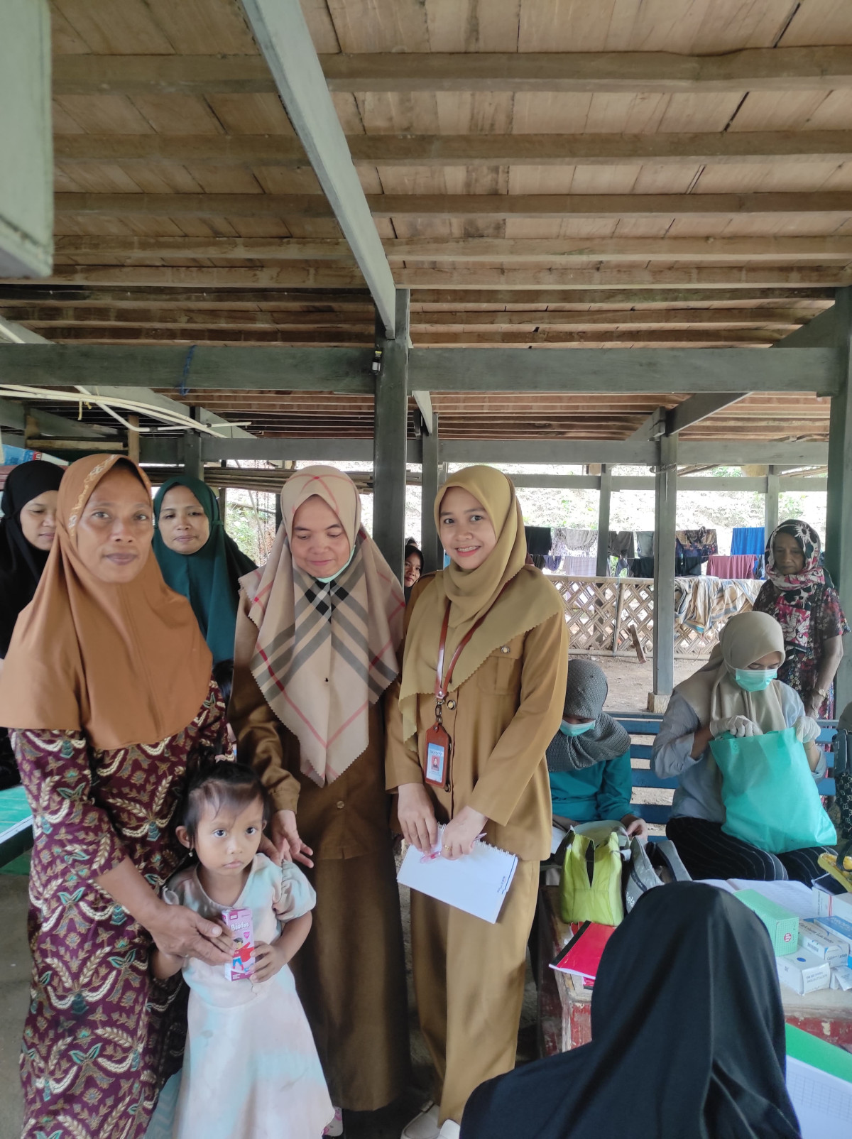 Pemberian suplemen BIOFOS pada anak dengan status gizi kurang oleh Tim Gizi Puskesmas