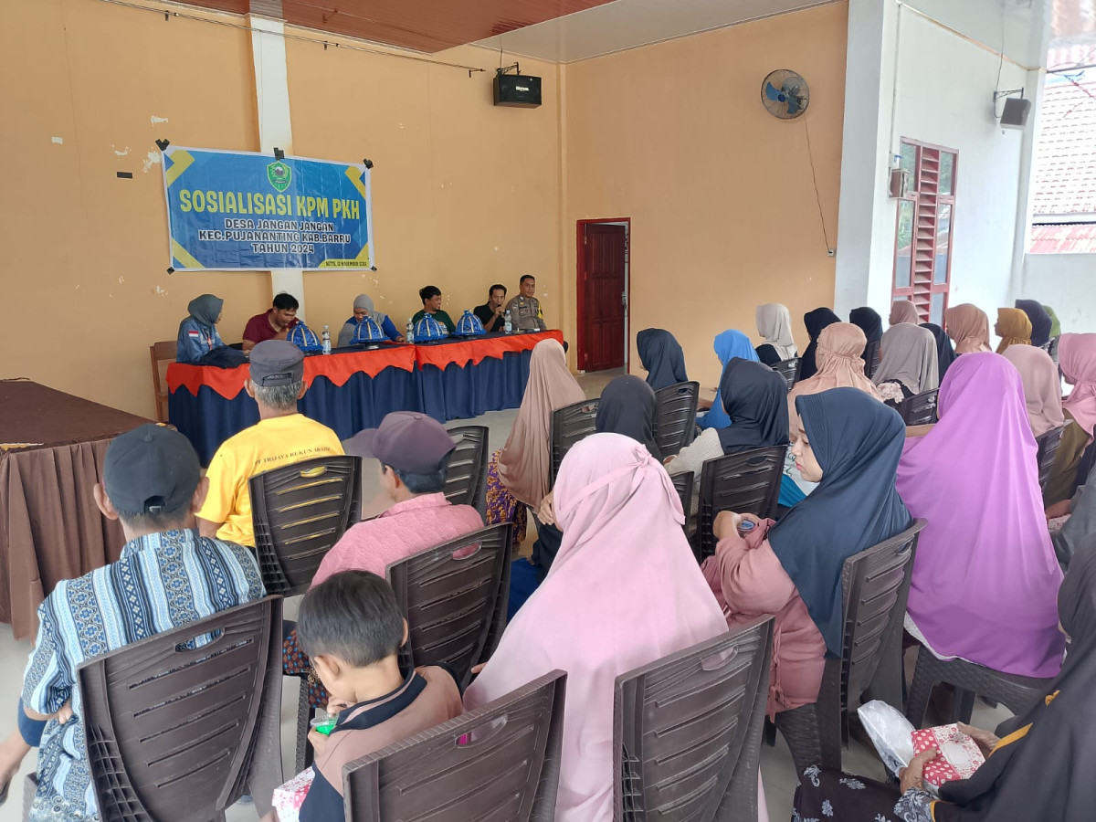 Para peserta mendengarkan arahan dari kepala Desa Jangan Jangan