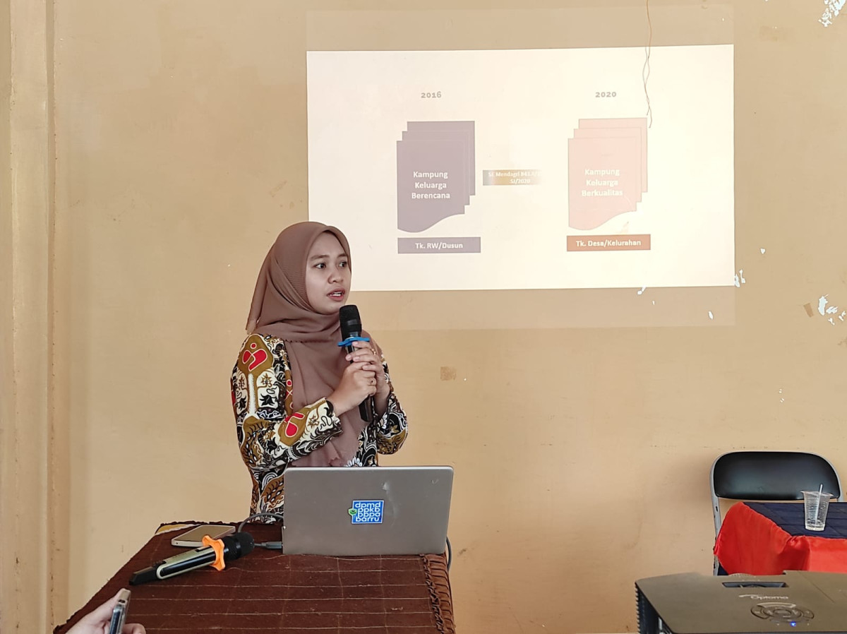 Penyampaian materi Kampung KB dan Rumah Dataku pada kegiatan pembinaan Pokja Kampung KB