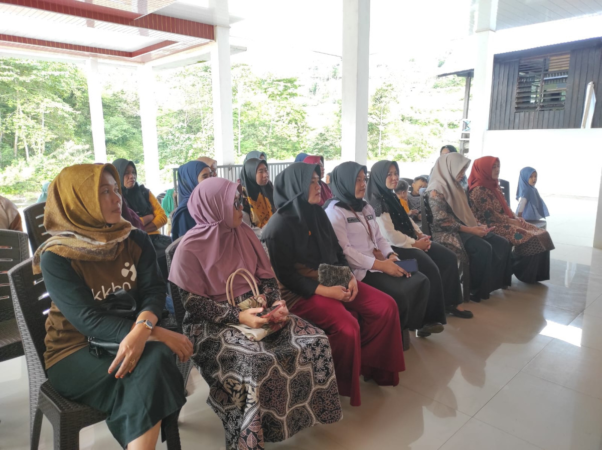 Para peserta kegiatan Pembinaan tengah mendengarkan materi yang disampaikan