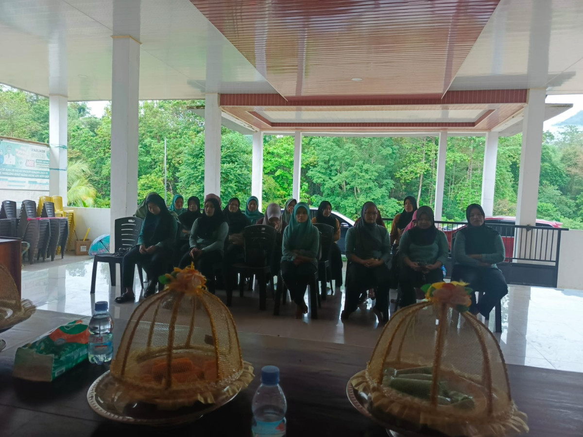 para peserta musrenbang perempuan tengah mendengarkan arahan dari Ibu Ketua TP.PKK Desa Jangan Jangan