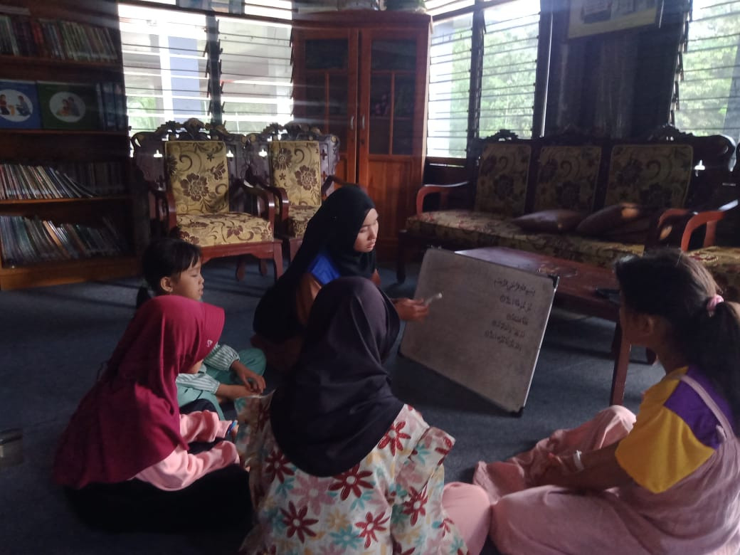Mahasiswa KKN UNMUH tengah mengajar anak-anak di Rumah Dataku